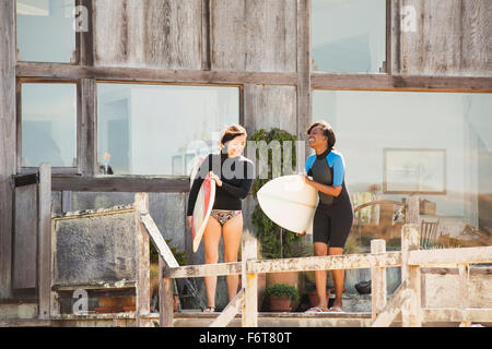 Frauen, die Surfbretter auf deck Stockfoto