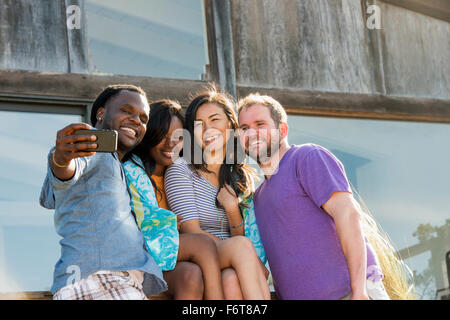 Freunde nehmen Selfie im freien Stockfoto