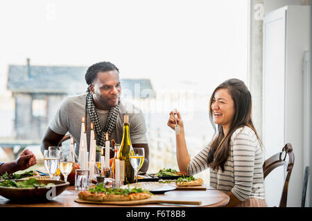 Paar sprechen bei Dinner-party Stockfoto
