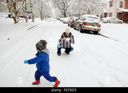 Kaukasische Mutter und Sohn spielt im Schnee Stockfoto