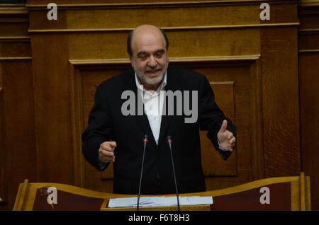 Athen, Griechenland. 19. November 2015. Stellvertretenden Minister der Finanzen Tryfon Alexiadis spricht im griechischen Parlament. Griechische Gesetzgeber hat sich mit einer Mehrheit von 153 stimmen die Umsetzung weitere Sparmaßnahmen gemäß der Vereinbarung mit den Gläubigern Griechenlands. © George Panagakis/Pacific Press/Alamy Live-Nachrichten Stockfoto