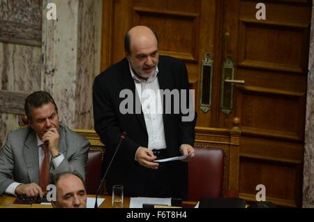 Athen, Griechenland. 19. November 2015. Stellvertretenden Minister der Finanzen Tryfon Alexiadis spricht im griechischen Parlament. Griechische Gesetzgeber hat sich mit einer Mehrheit von 153 stimmen die Umsetzung weitere Sparmaßnahmen gemäß der Vereinbarung mit den Gläubigern Griechenlands. © George Panagakis/Pacific Press/Alamy Live-Nachrichten Stockfoto