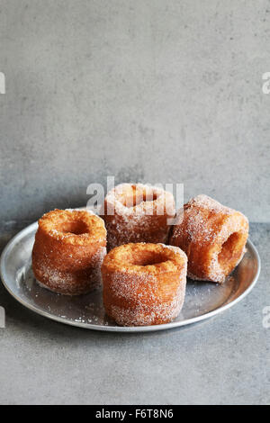 Gebratene Cronut auf eine Alu-Platte. Croissant und Donut-Gemisch. Stockfoto