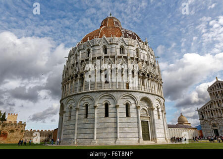 Die Bapitistry in der Piazza dei Miracoli oder Felder der Wunder in der italienischen Stadt Pisa. Stockfoto