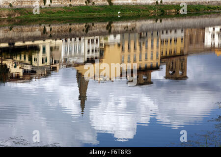 Gebäude spiegelt sich in den Fluss Arno, Florenz, Italien Stockfoto