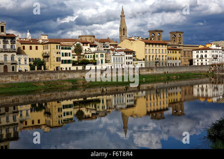 Gebäude spiegelt sich in den Fluss Arno, Florenz, Italien Stockfoto