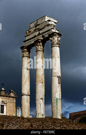 Die Überreste der Tempel des Castor und Pollux auf dem Forum Romanum, Rom, Italien Stockfoto