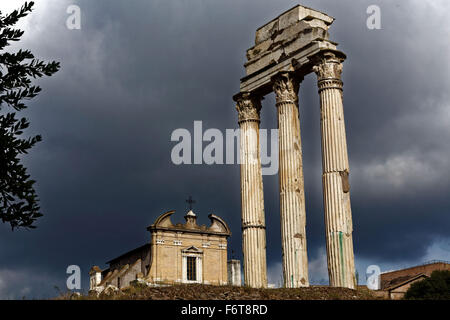 Die Überreste der Tempel des Castor und Pollux auf dem Forum Romanum, Rom, Italien Stockfoto