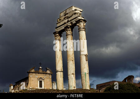 Die Überreste der Tempel des Castor und Pollux auf dem Forum Romanum, Rom, Italien Stockfoto