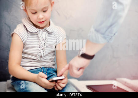 Kaukasische Vater und Tochter mit digital-Tablette Stockfoto