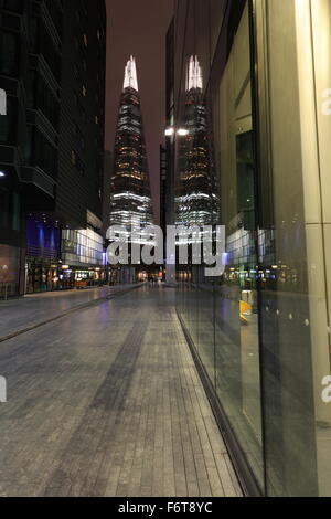 Reflexion der Shard in der Fußgängerzone von Fenster, Konzept gespiegelt/skyscraper Stockfoto