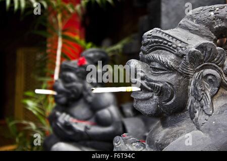 Traditionelle indonesische Statuen mit Sigarette auf Mund Stockfoto