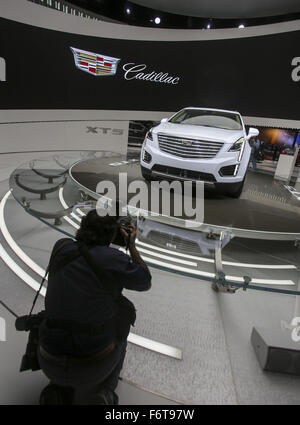 Los Angeles, Kalifornien, USA. 19. November 2015. 19. November 2015 ist der neue Cadillac XT5 mittelgroße Luxus SUV auf der Los Angeles Auto Show in Los Angeles, Kalifornien, 2015 vorgestellt. Bildnachweis: Ringo Chiu/ZUMA Draht/Alamy Live-Nachrichten Stockfoto