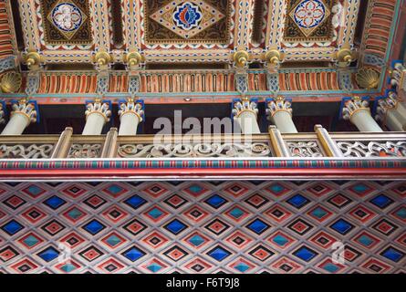 Reggello, Italien - 2. Mai 2015: Die schöne Decke am Eingang des sammezzano Schloss in der Toskana, Italien, typisch für orientalis Stockfoto