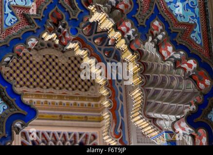 REGGELLO, Italien - 2. Mai 2015: Nahaufnahme Detail der dekorativen Bögen im orientalischen Stil innerhalb der italienischen Sammezzano Burg, im Tus Stockfoto