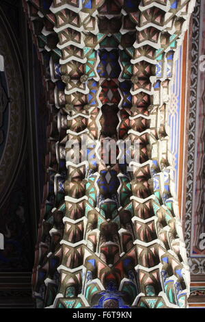 REGGELLO, Italien - 2. Mai 2015: Nahaufnahme Detail der Stalaktit Decke im Sammezzano alten Schloss in der Toskana, Italien Stockfoto