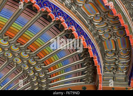 Reggello, Italien - 2. Mai 2015: in der Nähe der herrlichen Decke in der Peacock Zimmer von sammezzano Schloss im Herzen von tusca Stockfoto