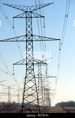 Hydro Electric Sendemasten in Süd-Ontario, Kanada Stockfoto