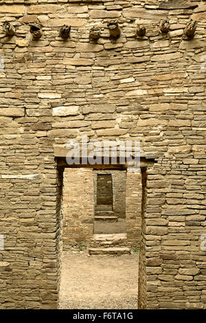 Türen und Vigas, Pueblo Bonito, Chaco Culture National Historical Park, New-Mexico USA Stockfoto
