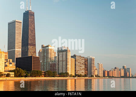 875 N. Michigan Avenue, die früher als Hancock Tower Center (höchste), Skyline und den Lake Michigan, Chicago, Illinois USA bekannt Stockfoto