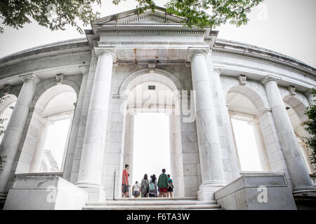 Hier abgebildet ist ein Blick auf das Memorial Amphitheater auf dem Arlington National Cemetery mit Menschen sichtbar, Stockfoto