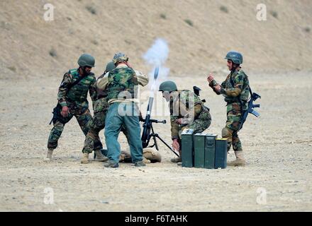 Kabul, Afghanistan. 19. November 2015. Afghanische nationale Armee Kandak Kommandos Feuer leichte Mörser M224 60 mm während einer Training Übung Demonstration am Camp Morehead 19. November 2015 in Kabul, Afghanistan. Stockfoto