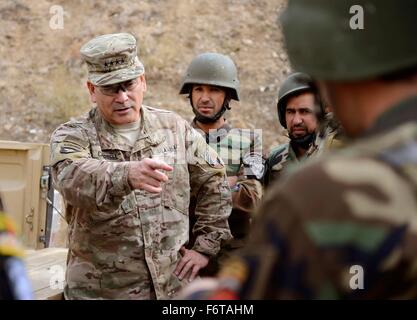 Kabul, Afghanistan. 19. November 2015. Kommandeur der US-Streitkräfte in Afghanistan General John Campbell spricht mit afghanischen Nationalarmee Kommandos nach einer Training Übung Demonstration am Camp Morehead 19. November 2015 in Kabul, Afghanistan. Stockfoto