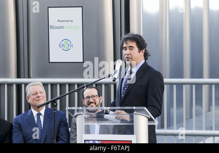 Los Angeles, Kalifornien, USA. 19. November 2015. Grün Sport Alliance Präsident Dr. Allen Hershkowitz spricht während einer Zeremonie zu enthüllen und gehen "Online" mit Staples Center neueste Investition in der Energietechnik Ð eine 500 kW-Bank von Bloom Energy Brennstoffzellen, Donnerstag, 19. November 2015 im Staples Center in Los Angeles. Bildnachweis: Ringo Chiu/ZUMA Draht/Alamy Live-Nachrichten Stockfoto