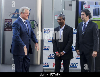 Los Angeles, Kalifornien, USA. 19. November 2015. Von links nach rechts, ehemaliger Vizepräsident Al Gore, Bloom Energy KR Sridhar und grün Sport Alliance Präsident Dr. Allen Hershkowitz in einer Zeremonie zu enthüllen und "Online" gehen mit Staples Center neueste Investition in der Energietechnik Ð eine 500 kW-Bank von Bloom Energy Brennstoffzellen, Donnerstag, 19. November 2015 im Staples Center in Los Angeles. Bildnachweis: Ringo Chiu/ZUMA Draht/Alamy Live-Nachrichten Stockfoto