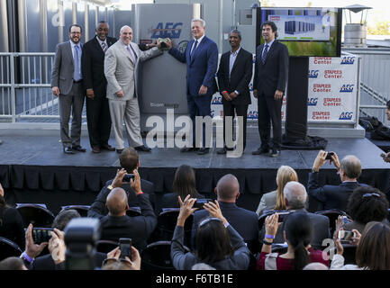 Los Angeles, Kalifornien, USA. 19. November 2015. Staples Center & L.A. LIVE Präsident Lee Zeidman, 3. Links, der ehemalige Vizepräsident Al Gore, 3. rechts, Bloom Energy KR Sridhar, 2. rechts, AEG CEO & Präsident Dan Beckerman, links, und grün Sport Alliance Präsident Dr. Allen Hershkowitz, rechts, in einer Zeremonie zu enthüllen und gehen "Online" mit Staples Center neueste Investition in der Energietechnik Ð eine 500 kW-Bank von Bloom Energy Brennstoffzellen , Donnerstag, 19. November 2015 im Staples Center in Los Angeles. Bildnachweis: Ringo Chiu/ZUMA Draht/Alamy Live-Nachrichten Stockfoto