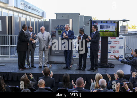 Los Angeles, Kalifornien, USA. 19. November 2015. Staples Center & L.A. LIVE Präsident Lee Zeidman, 3. Links, ehemaliger Vize-Präsident Al Gore, 3. rechts, Bloom Energy KR Sridhar, 2. rechts, AEG CEO & Präsident Dan Beckerman, 2. Links, und grün Sport Alliance Präsident Dr. Allen Hershkowitz, Recht, in einer Zeremonie zu enthüllen und gehen "Online" mit Staples Center neueste Investition in der Energietechnik Ð eine 500 kW-Bank von Bloom Energy Brennstoffzellen , Donnerstag, 19. November 2015 im Staples Center in Los Angeles. Bildnachweis: Ringo Chiu/ZUMA Draht/Alamy Live-Nachrichten Stockfoto