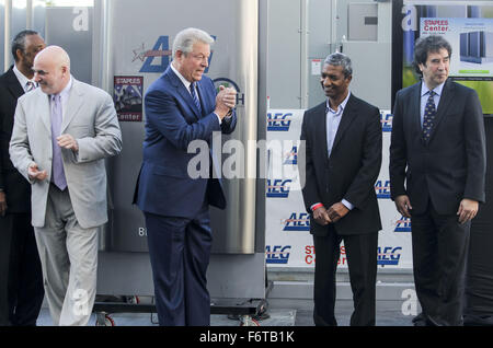 Los Angeles, Kalifornien, USA. 19. November 2015. Von links nach rechts, Staples Center & L.A. LIVE President Lee Zeidman, ehemaliger Vizepräsident Al Gore, Bloom Energy KR Sridhar und grün Sport Alliance Präsident Dr. Allen Hershkowitz in einer Zeremonie zu enthüllen und gehen "Online" mit Staples Center neueste Investition in der Energietechnik Ð eine 500 kW-Bank von Bloom Energy Brennstoffzellen, Donnerstag, 19. November 2015 im Staples Center in Los Angeles. Bildnachweis: Ringo Chiu/ZUMA Draht/Alamy Live-Nachrichten Stockfoto