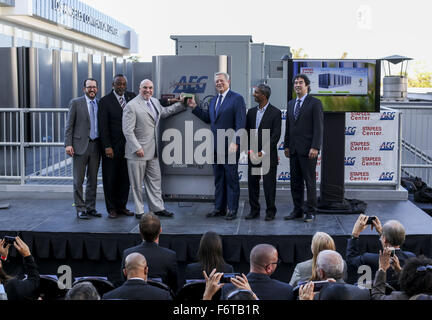 Los Angeles, Kalifornien, USA. 19. November 2015. Staples Center & L.A. LIVE Präsident Lee Zeidman, 3. Links, der ehemalige Vizepräsident Al Gore, 3. rechts, Bloom Energy KR Sridhar, 2. rechts, AEG CEO & Präsident Dan Beckerman, links, und grün Sport Alliance Präsident Dr. Allen Hershkowitz, rechts, in einer Zeremonie zu enthüllen und gehen "Online" mit Staples Center neueste Investition in der Energietechnik Ð eine 500 kW-Bank von Bloom Energy Brennstoffzellen , Donnerstag, 19. November 2015 im Staples Center in Los Angeles. Bildnachweis: Ringo Chiu/ZUMA Draht/Alamy Live-Nachrichten Stockfoto