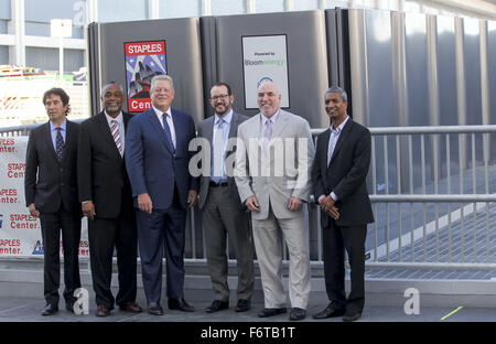 Los Angeles, Kalifornien, USA. 19. November 2015. Staples Center & L.A. LIVE Präsident Lee Zeidman, 2. rechts, der ehemalige Vizepräsident Al Gore, 3. Links, Bloom Energy KR Sridhar, rechts, AEG CEO & Präsident Dan Beckerman, 3. rechts und grünen Sport Alliance Präsident Dr. Allen Hershkowitz, links, in einer Zeremonie zu enthüllen und gehen "Online" mit Staples Center neueste Investition in der Energietechnik Ð eine 500 kW-Bank von Bloom Energy Brennstoffzellen , Donnerstag, 19. November 2015 im Staples Center in Los Angeles. Bildnachweis: Ringo Chiu/ZUMA Draht/Alamy Live-Nachrichten Stockfoto