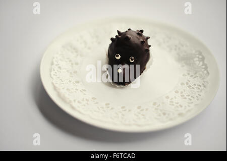 süße Kuchen Igel Essen isoliert auf weiss Stockfoto