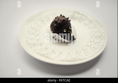 süße Kuchen Igel Essen isoliert auf weiss Stockfoto