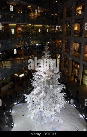 Tokio, Japan. 19. November 2015. Marunouchi Kitte Gebäude vor Tokyo Station beginnt seine Weihnachten feiern mit einem 47,6-Fuß-hohe weiße Tanne auf Donnerstag, 19. November 2015 in der Lobby im Erdgeschoss eingerichtet. Die glitzernde Strauch blinkt und macht alle Arten von Lärm alle 30 Minuten am Abend. © Natsuki Sakai/AFLO/Alamy Live-Nachrichten Stockfoto