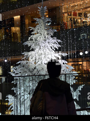 Tokio, Japan. 19. November 2015. Marunouchi Kitte Gebäude vor Tokyo Station beginnt seine Weihnachten feiern mit einem 47,6-Fuß-hohe weiße Tanne auf Donnerstag, 19. November 2015 in der Lobby im Erdgeschoss eingerichtet. Die glitzernde Strauch blinkt und macht alle Arten von Lärm alle 30 Minuten am Abend. © Natsuki Sakai/AFLO/Alamy Live-Nachrichten Stockfoto