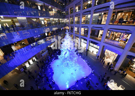 Tokio, Japan. 19. November 2015. Marunouchi Kitte Gebäude vor Tokyo Station beginnt seine Weihnachten feiern mit einem 47,6-Fuß-hohe weiße Tanne auf Donnerstag, 19. November 2015 in der Lobby im Erdgeschoss eingerichtet. Die glitzernde Strauch blinkt und macht alle Arten von Lärm alle 30 Minuten am Abend. © Natsuki Sakai/AFLO/Alamy Live-Nachrichten Stockfoto