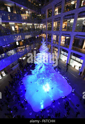 Tokio, Japan. 19. November 2015. Marunouchi Kitte Gebäude vor Tokyo Station beginnt seine Weihnachten feiern mit einem 47,6-Fuß-hohe weiße Tanne auf Donnerstag, 19. November 2015 in der Lobby im Erdgeschoss eingerichtet. Die glitzernde Strauch blinkt und macht alle Arten von Lärm alle 30 Minuten am Abend. © Natsuki Sakai/AFLO/Alamy Live-Nachrichten Stockfoto