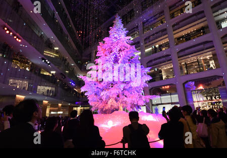 Tokio, Japan. 19. November 2015. Marunouchi Kitte Gebäude vor Tokyo Station beginnt seine Weihnachten feiern mit einem 47,6-Fuß-hohe weiße Tanne auf Donnerstag, 19. November 2015 in der Lobby im Erdgeschoss eingerichtet. Die glitzernde Strauch blinkt und macht alle Arten von Lärm alle 30 Minuten am Abend. © Natsuki Sakai/AFLO/Alamy Live-Nachrichten Stockfoto