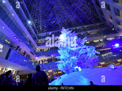 Tokio, Japan. 19. November 2015. Marunouchi Kitte Gebäude vor Tokyo Station beginnt seine Weihnachten feiern mit einem 47,6-Fuß-hohe weiße Tanne auf Donnerstag, 19. November 2015 in der Lobby im Erdgeschoss eingerichtet. Die glitzernde Strauch blinkt und macht alle Arten von Lärm alle 30 Minuten am Abend. © Natsuki Sakai/AFLO/Alamy Live-Nachrichten Stockfoto