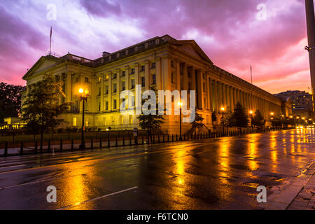 Schöne Häuser bei Sonnenuntergang nach dem Regen, Washington Stockfoto