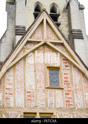 Gerahmte Holzhaus von den Kirchturm hinter gespeichert. Diese Fachwerk Häuser stammen aus der zweiten Hälfte des 15. Jahrhunderts. Stockfoto