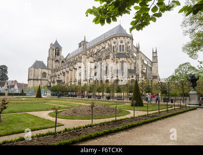 Die massiven Kathedrale St. Etienne in Bourges. Ein Blick vom Bischof des Garten der berühmten Kathedrale Stockfoto