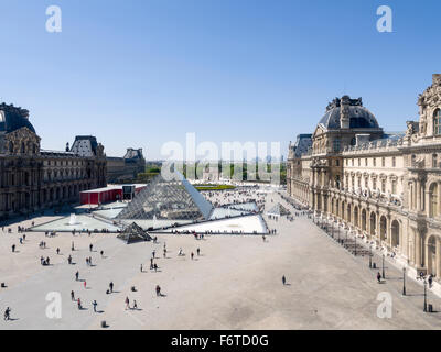 Louvre-Pyramide und Paris über. Die große Glaspyramide im Innenhof des Louvre-Palast mit Fräsen Touristen & Stadt Stockfoto