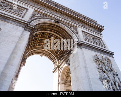 Der Arc de Triomphe von unten. Der Blick von der Verkehrsinsel unter dem großen Bogen. Stockfoto