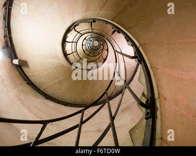 Die Wendeltreppe auf den Bogen aufwärts. Die geschwungene Wendeltreppe hinauf auf den Gipfel des berühmten Arc de Triomphe führt. Stockfoto