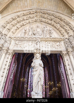 Eintritt in die obere Kapelle. Der Balkon-Eingang zu der berühmten Kapelle, umgeben von einem Tympanon und Steinschnitt und mit glim Stockfoto