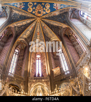 Kuppel über dem Chor. Die dekorierten Kuppel und Fenster über dem kunstvoll geschnitzten Chor an der Kathedrale von Saint Cecil. Stockfoto